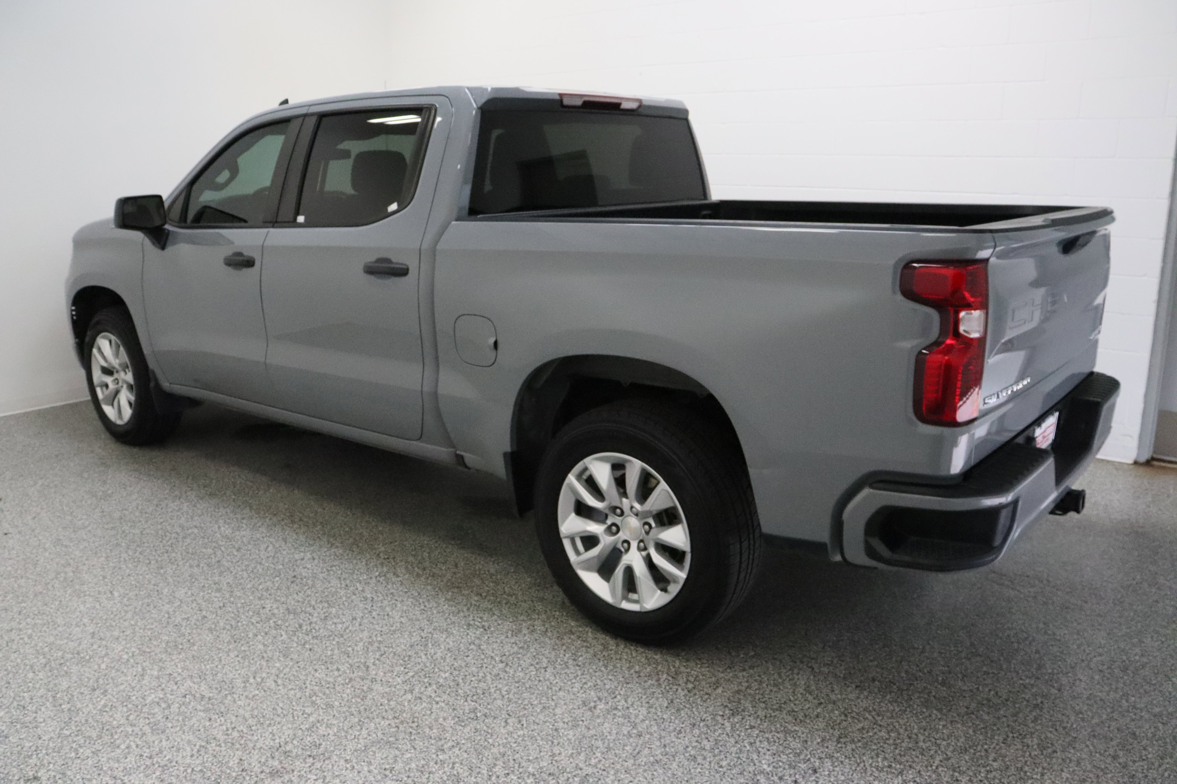 Used 2024 Slate Gray Metallic Chevrolet Custom 2.7T image 9