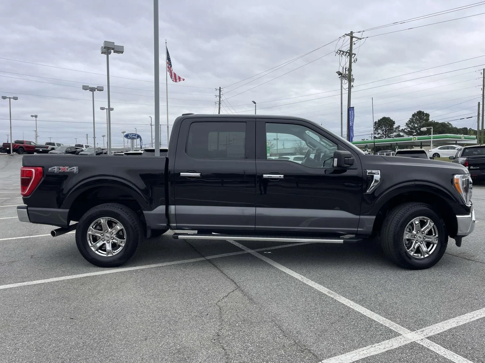 Used 2022 Black Ford XLT image 2