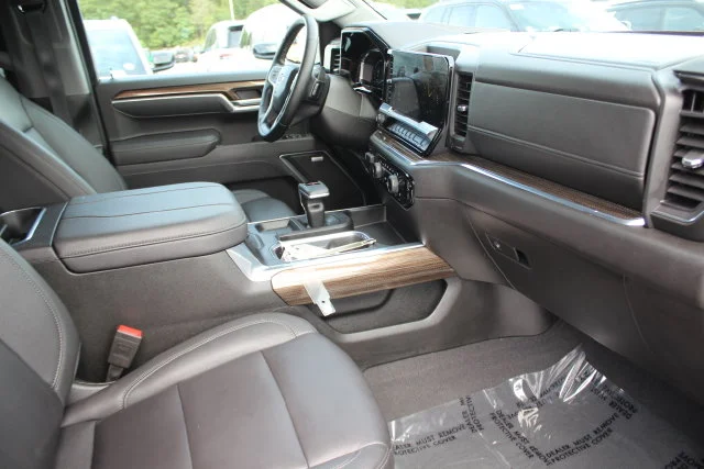 Used 2025 Red Chevrolet RST image 34