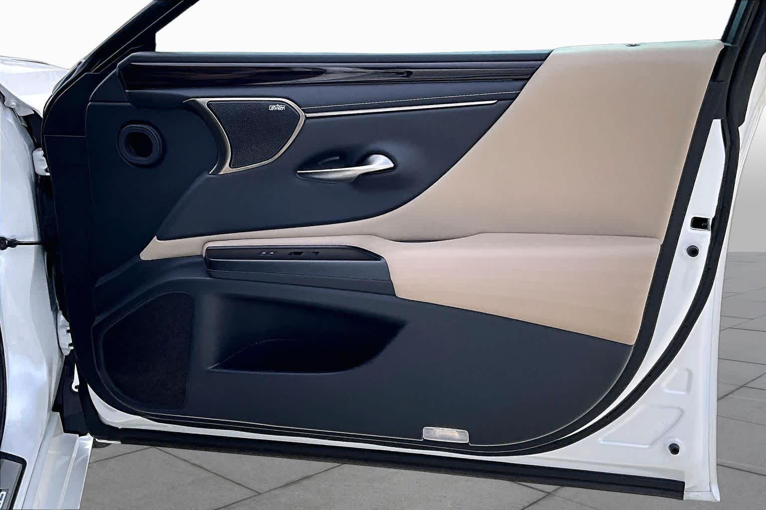 Used 2019 Eminent White Pearl Lexus Ultra Luxury image 21