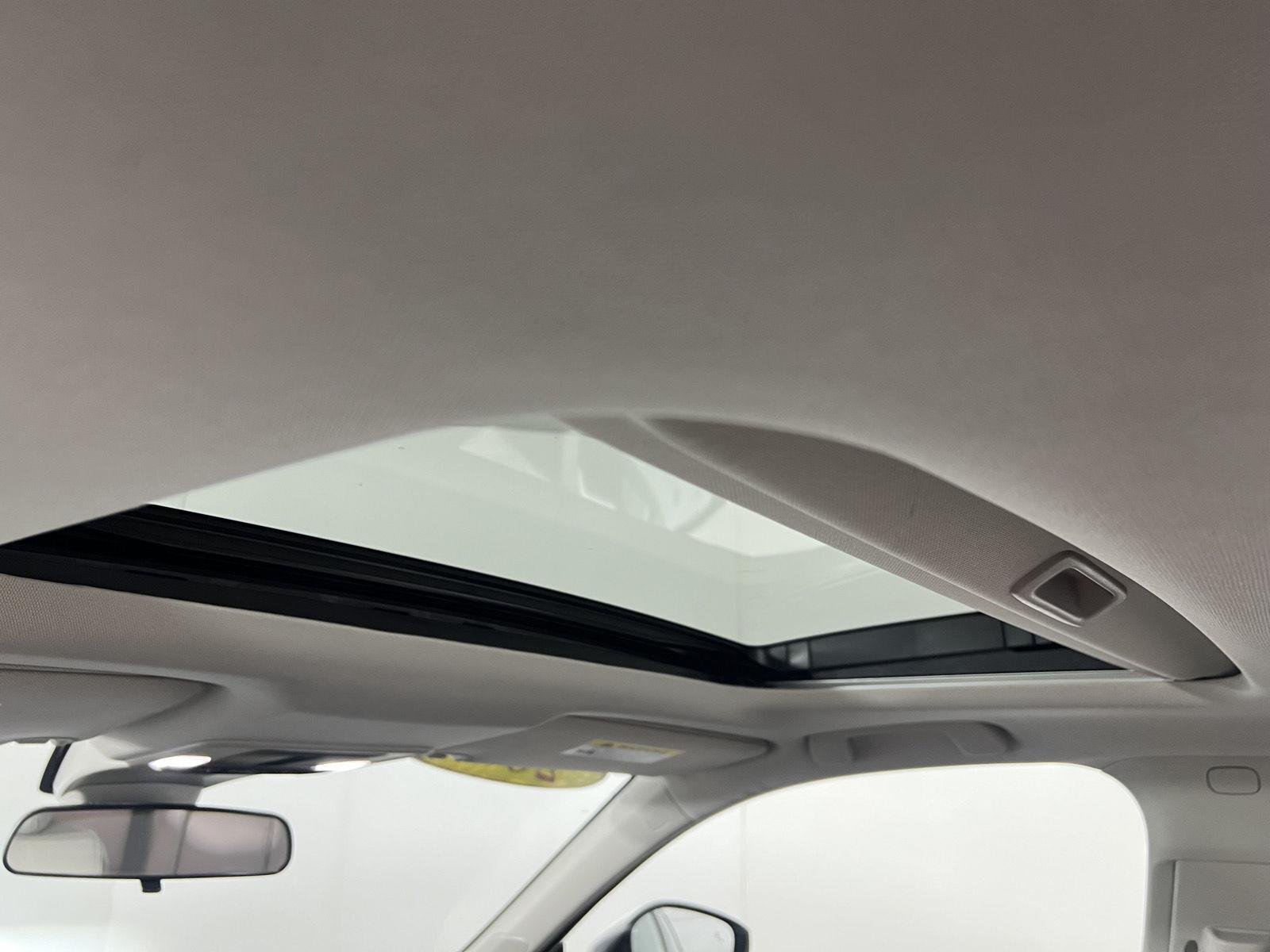 Used 2024 Platinum White Pearl Honda EX-L image 3