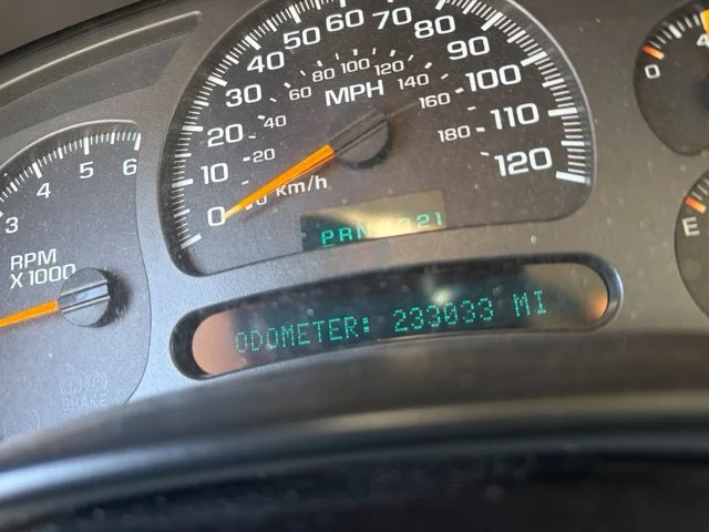 Used 2004 White GMC SLE image 11