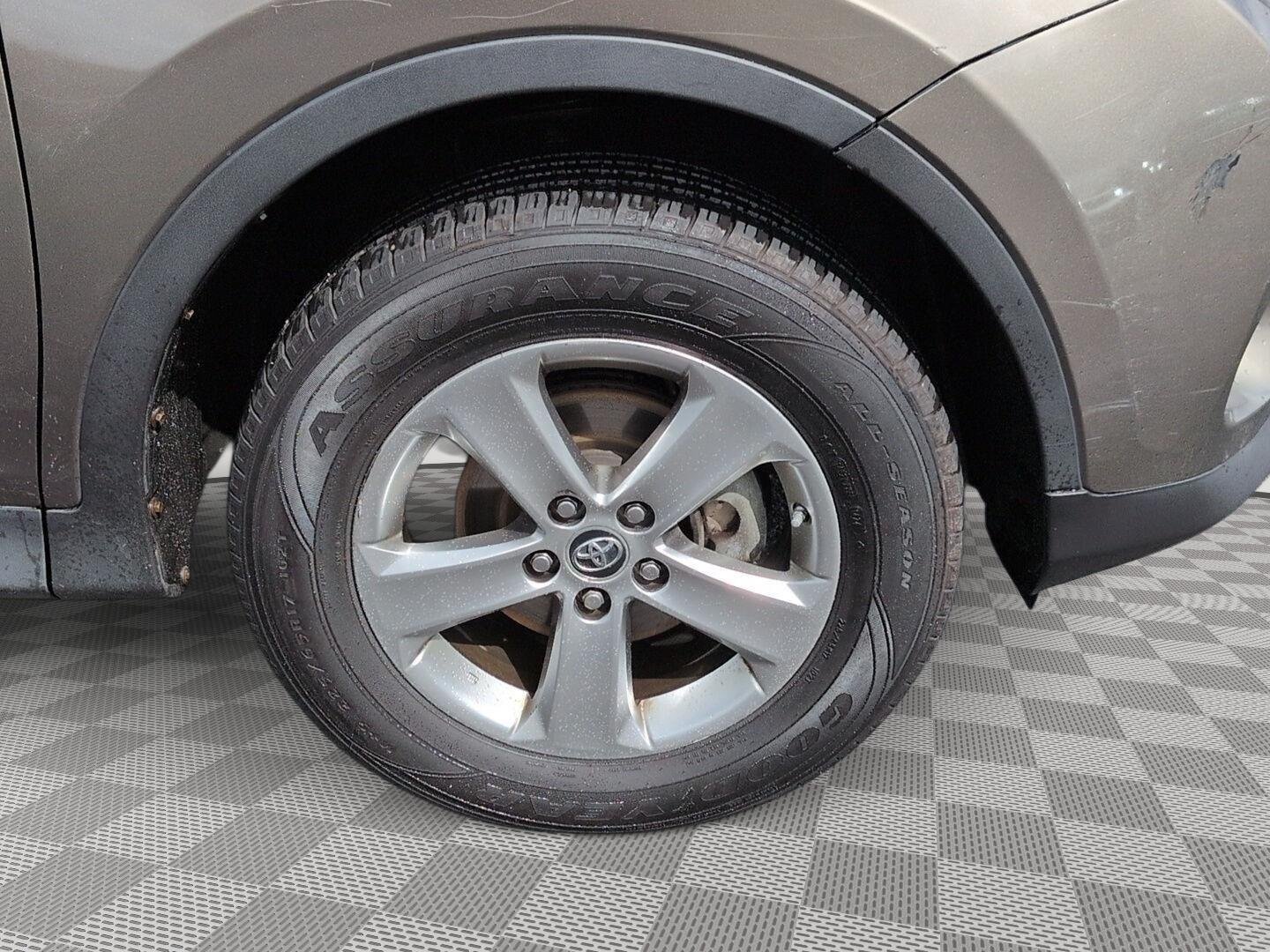 Used 2015 Pyrite Mica Toyota XLE image 8
