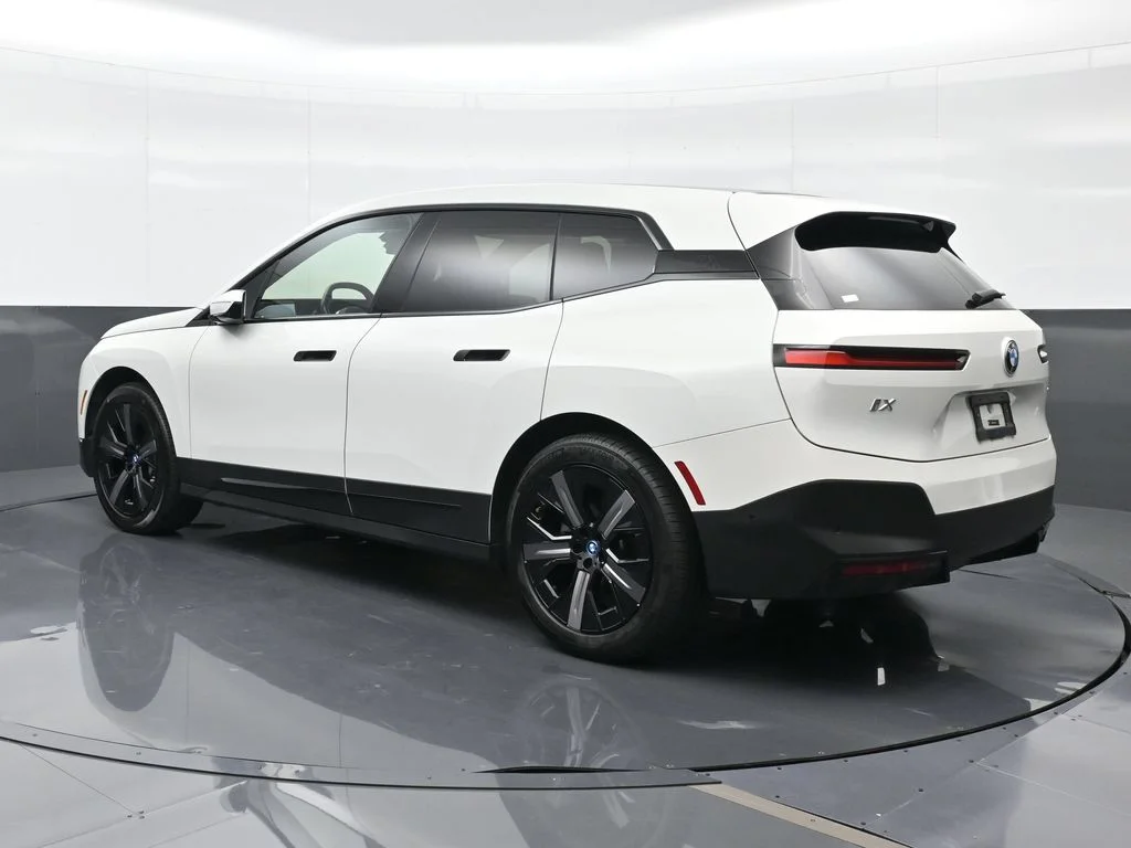 Used 2024 White BMW xDrive50 image 3