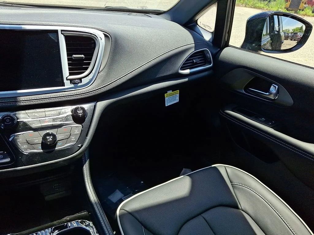 New 2027 Diamond Black Crystal Pearlcoat Chrysler Limited image 12