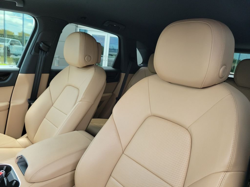 Used 2022 White Porsche Base image 26
