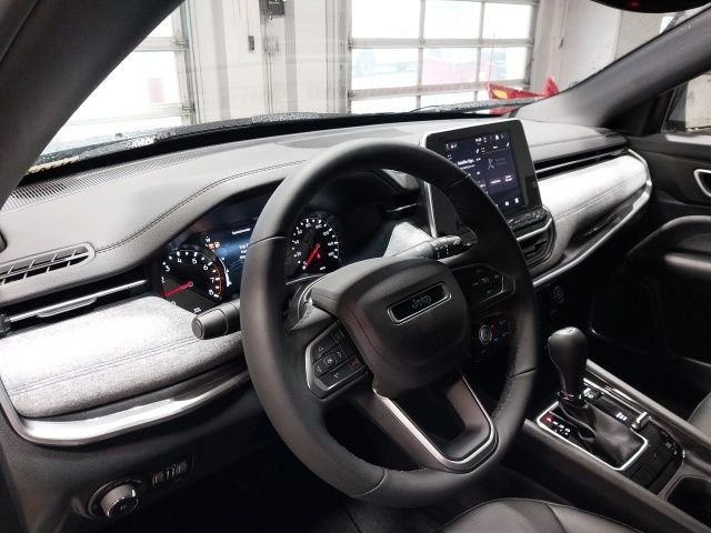 New 2026 Diamond Black Crystal Pearl-Coat Exterior Paint Jeep Latitude image 5