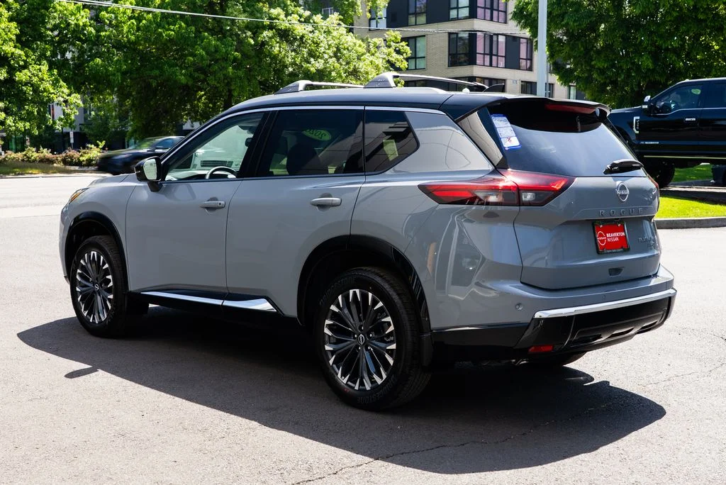 New 2026 Boulder Gray Pearl / Super Black Two-tone Nissan Platinum image 4
