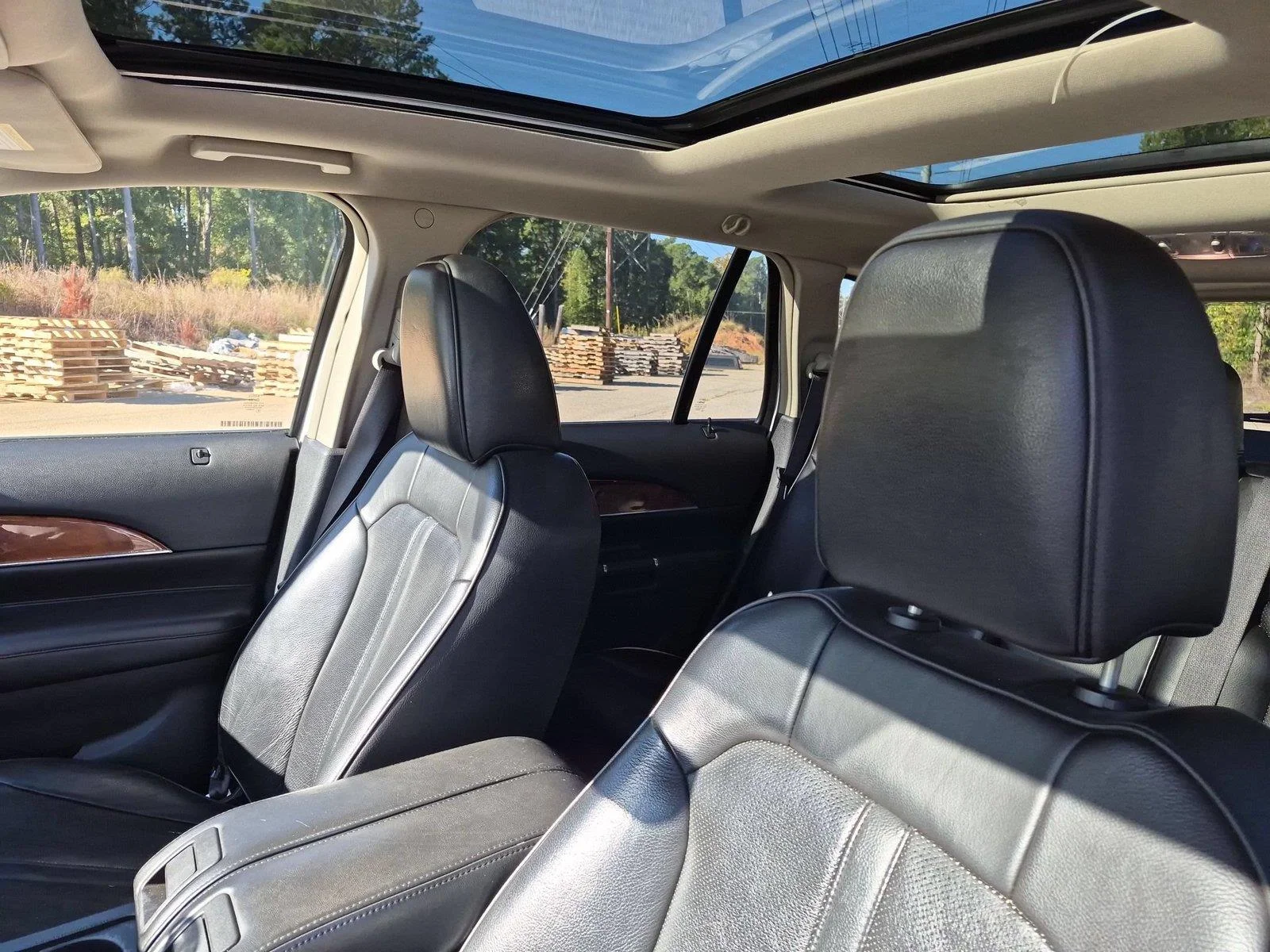 Used 2011 WHITE PLATINUM METALLIC TRI-COAT LINCOLN  image 17