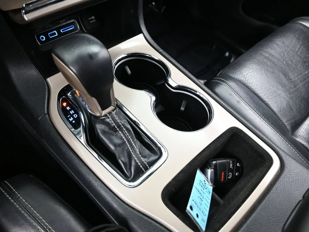 Used 2017 Diamond Black Crystal Pearlcoat Jeep Limited image 27