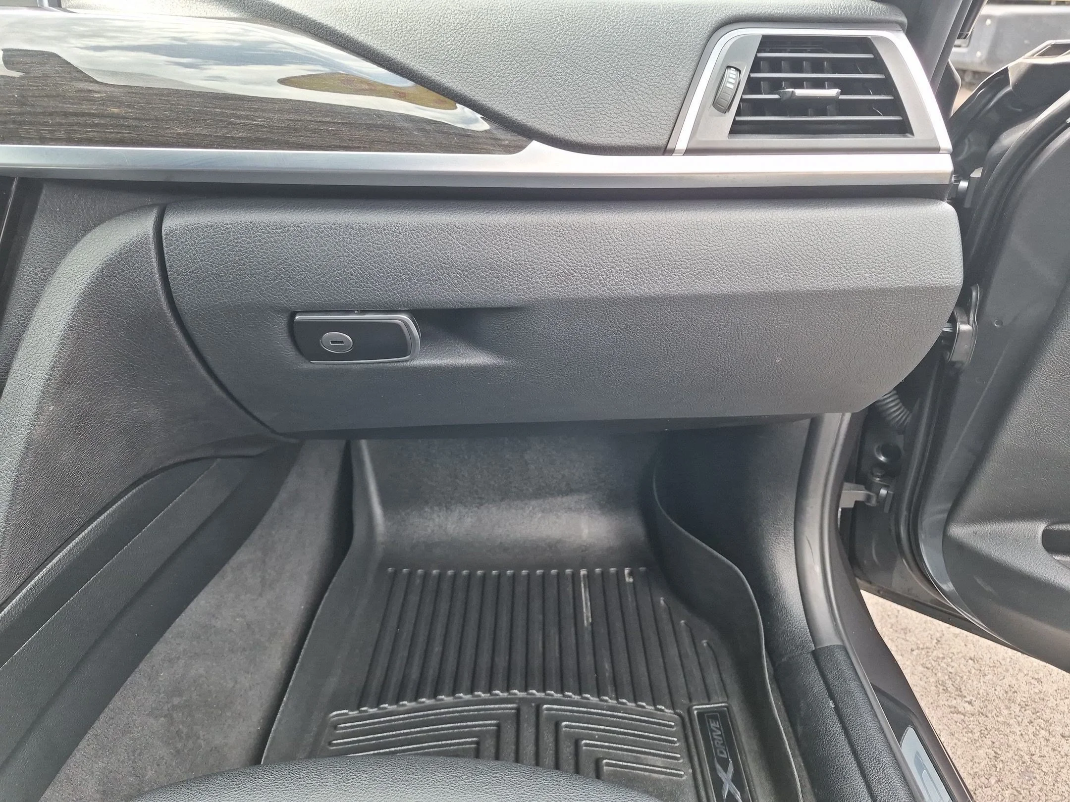 Used 2016 Mineral Gray Metallic BMW 328i xDrive image 29