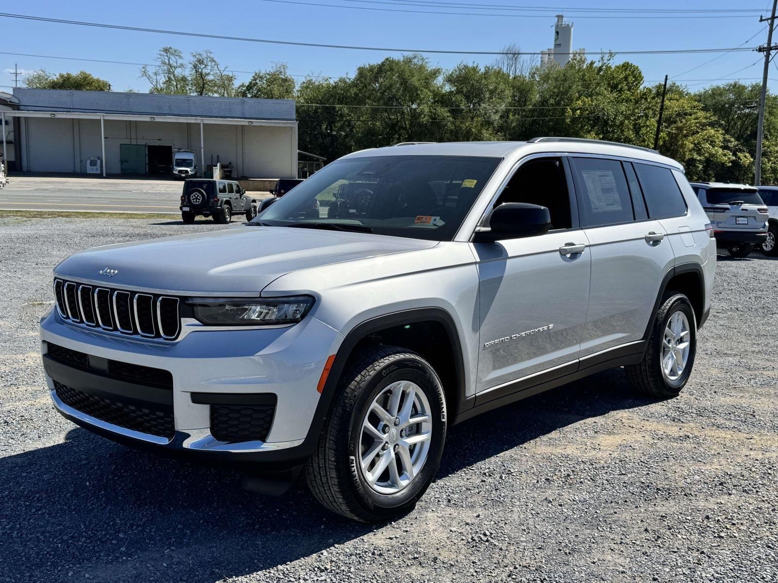 New 2025 Silver Zynith Exterior Paint Jeep Laredo X image 23