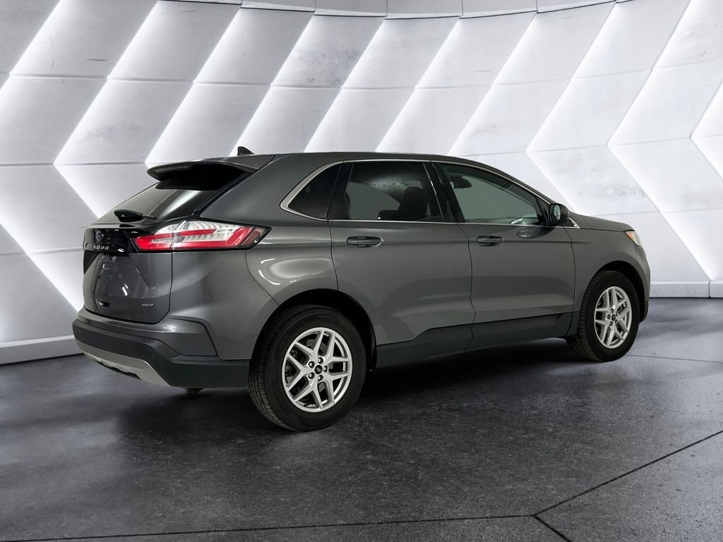 Used 2023 Gray Ford SEL image 4