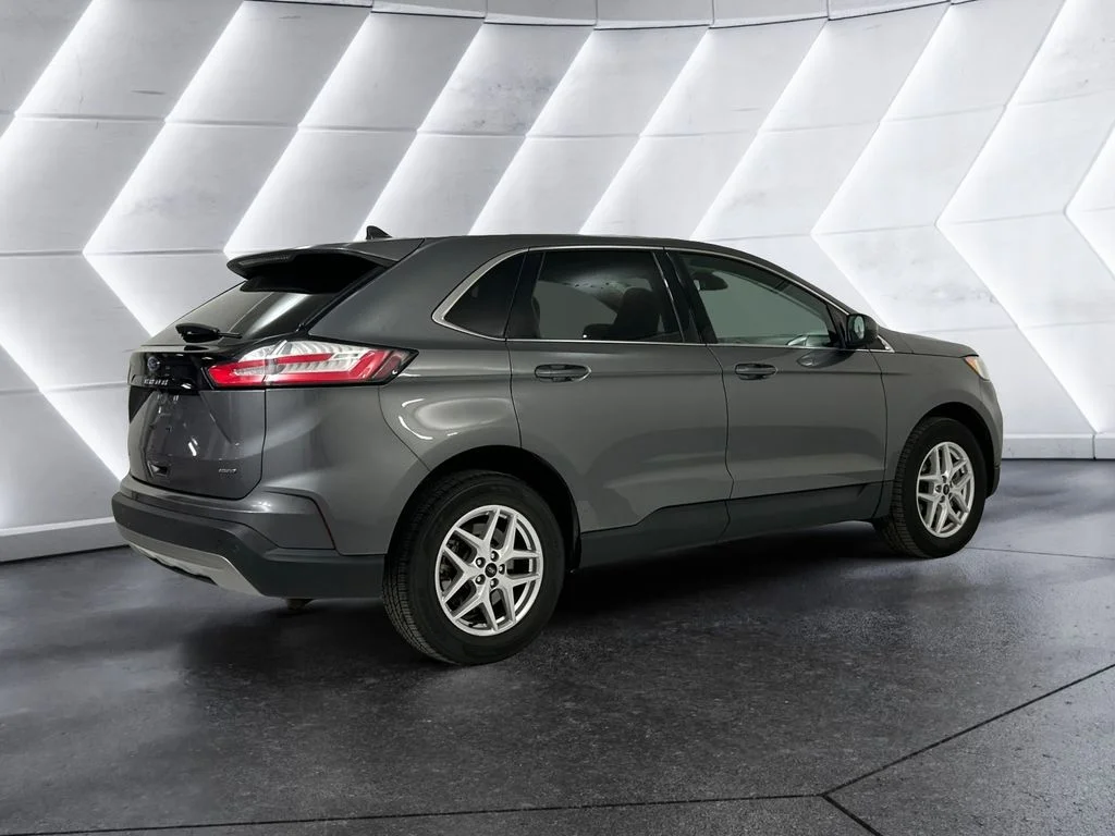 Used 2023 Gray Ford SEL image 4