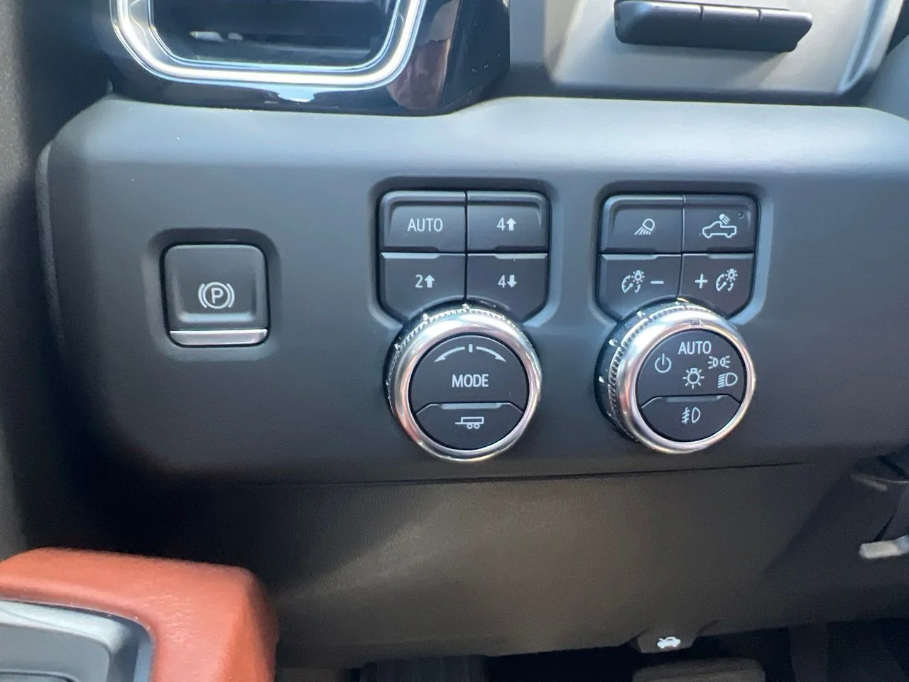 Used 2024 Silver GMC Denali Ultimate image 34