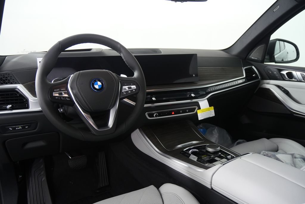 Used 2026 Dravit Grey Metallic BMW xDrive50e image 18