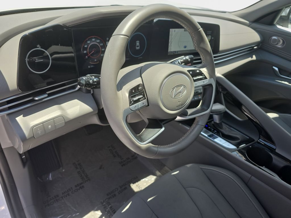 Used 2025 White Hyundai SEL Convenience image 27