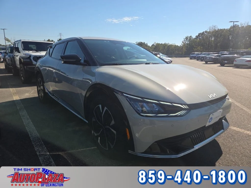 Used 2022 White Kia Wind image 3
