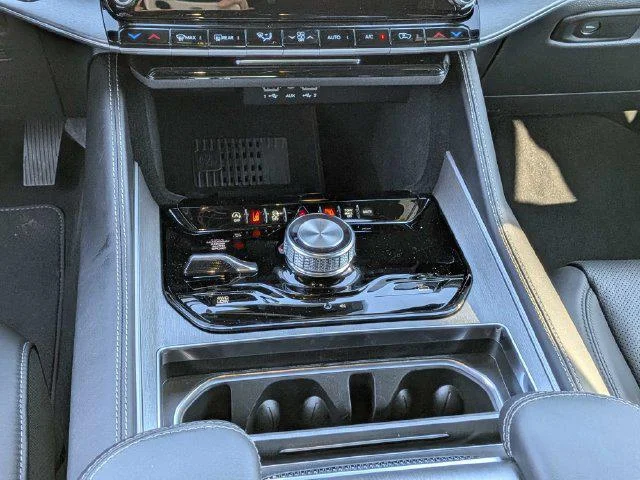 New 2026 Bright White Clear-Coat Exterior Paint Jeep Grand Wagoneer image 18