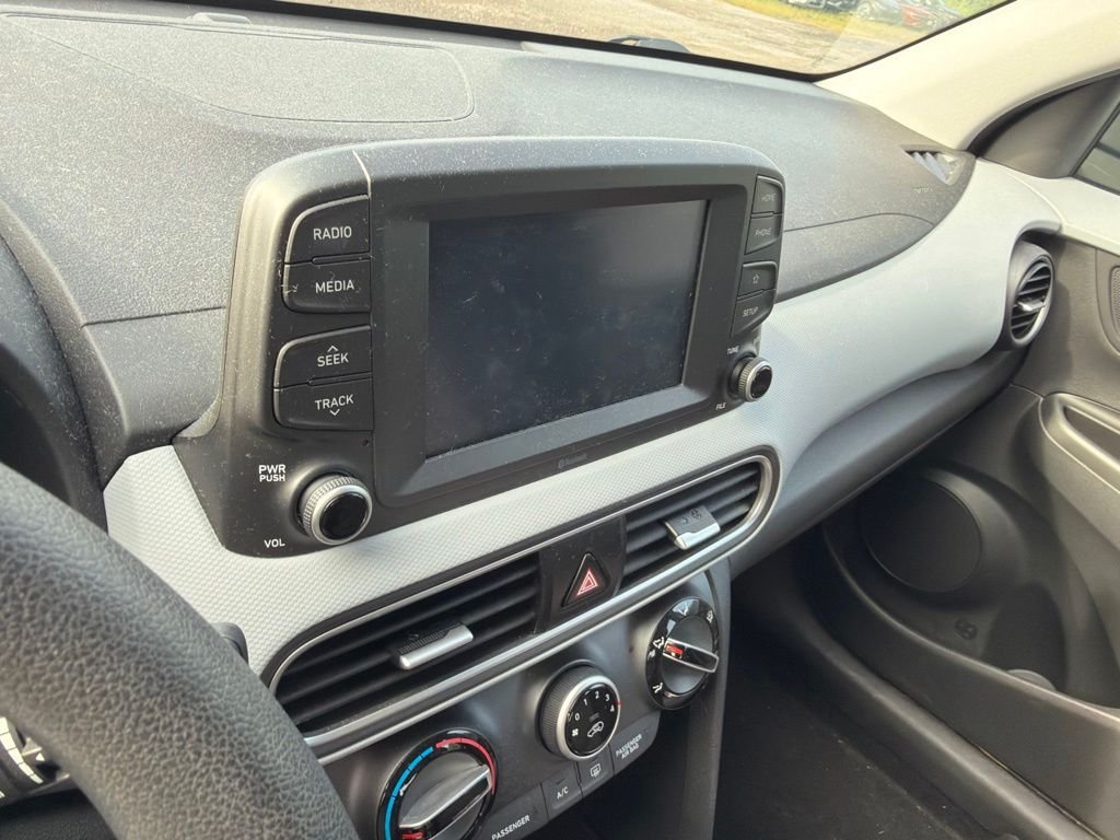 Used 2020 Black Hyundai SE image 10