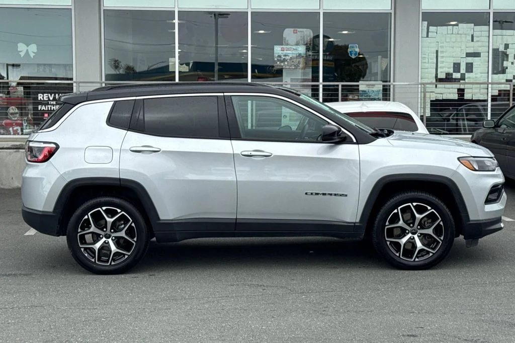 Used 2025 Silver Jeep Limited image 3