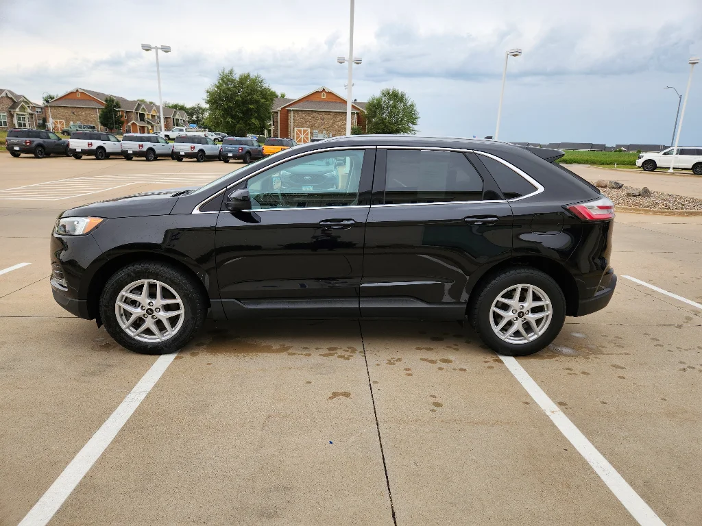 Used 2024 Agate Black Metallic Ford SEL image 5