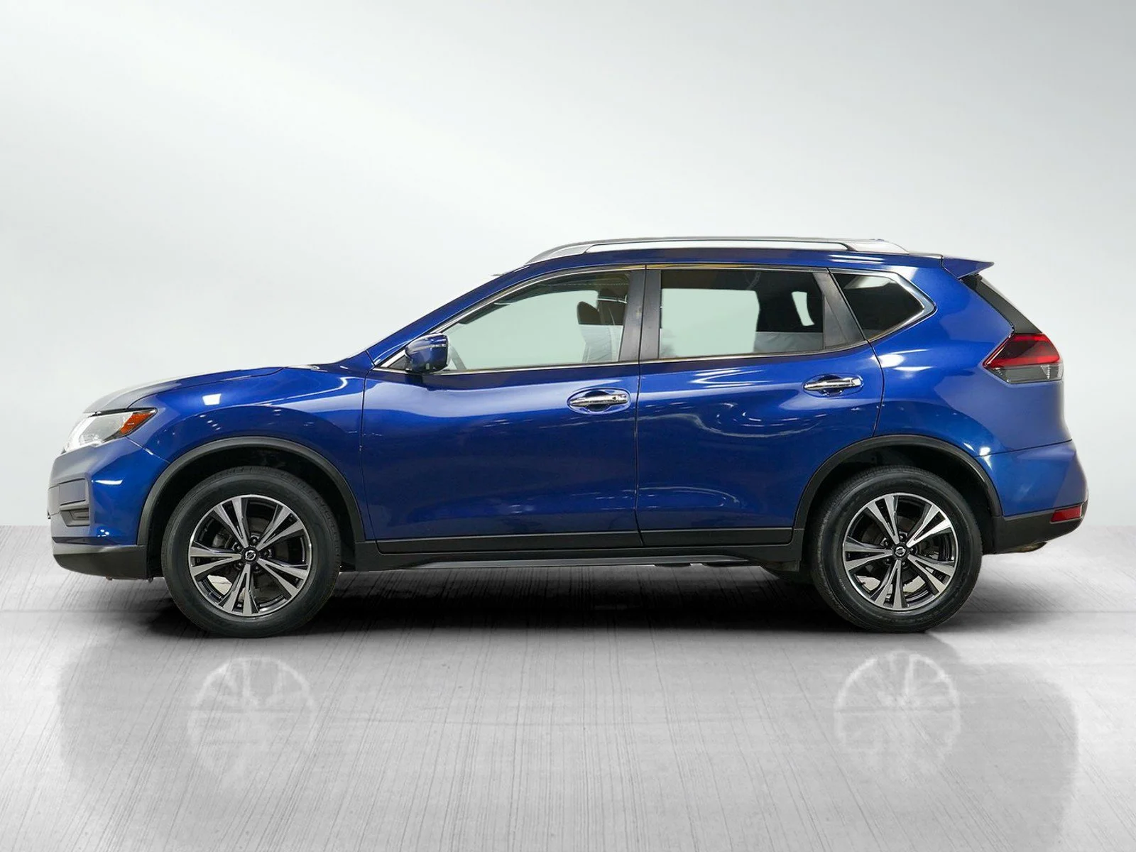 Used 2019 Nissan Rogue SV with VIN JN8AT2MV6KW384433 for sale in Burnsville, Minnesota