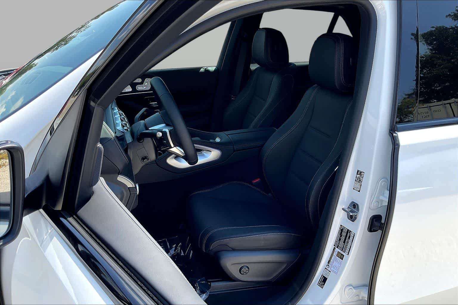 New 2026 MANUFAKTUR Moonlight White Metallic Mercedes-Benz GLE 580 image 13