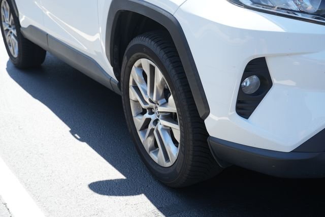 Used 2020 White Toyota XLE Premium image 2