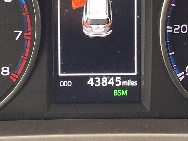Used 2018 Silver Toyota XLE image 25