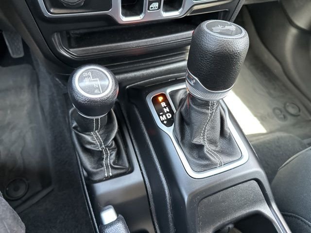 Used 2020 White Jeep Unlimited Sahara image 33