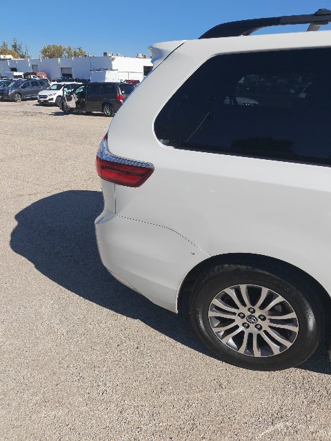 2019 Toyota Sienna XLE - Photo 13