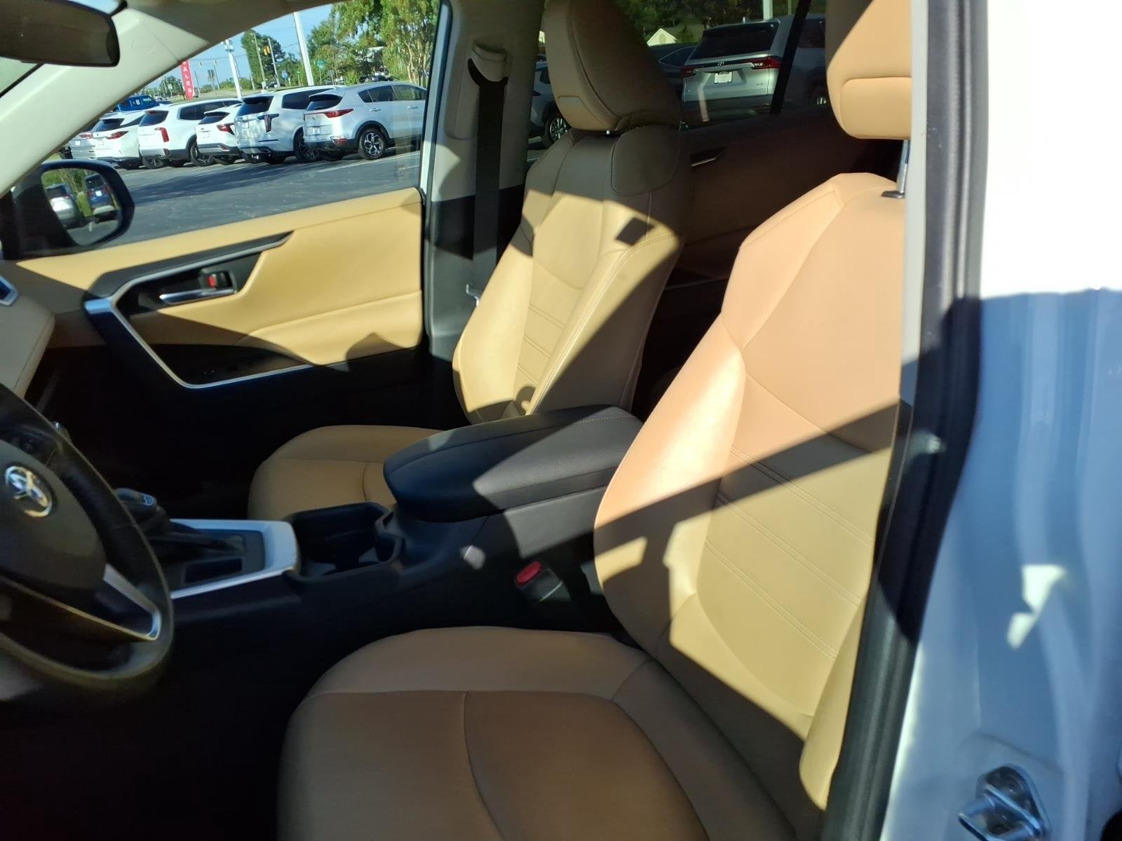 Used 2020 Super White Toyota XLE Premium image 20