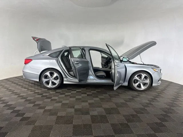 Used 2018  Honda Touring image 16