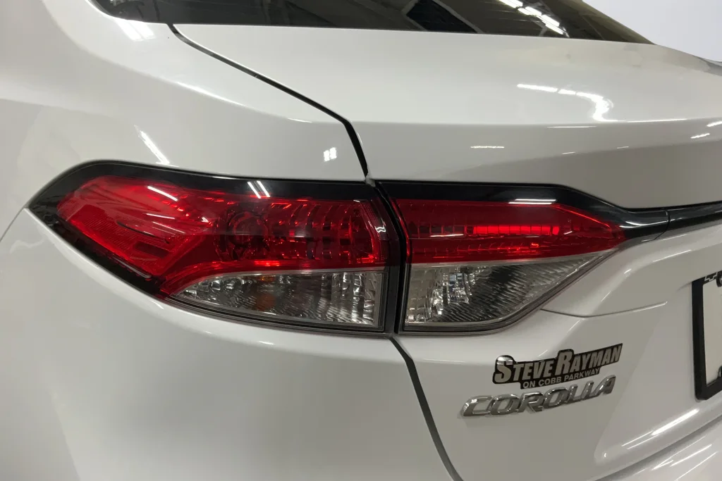 Used 2021 White Toyota LE image 27