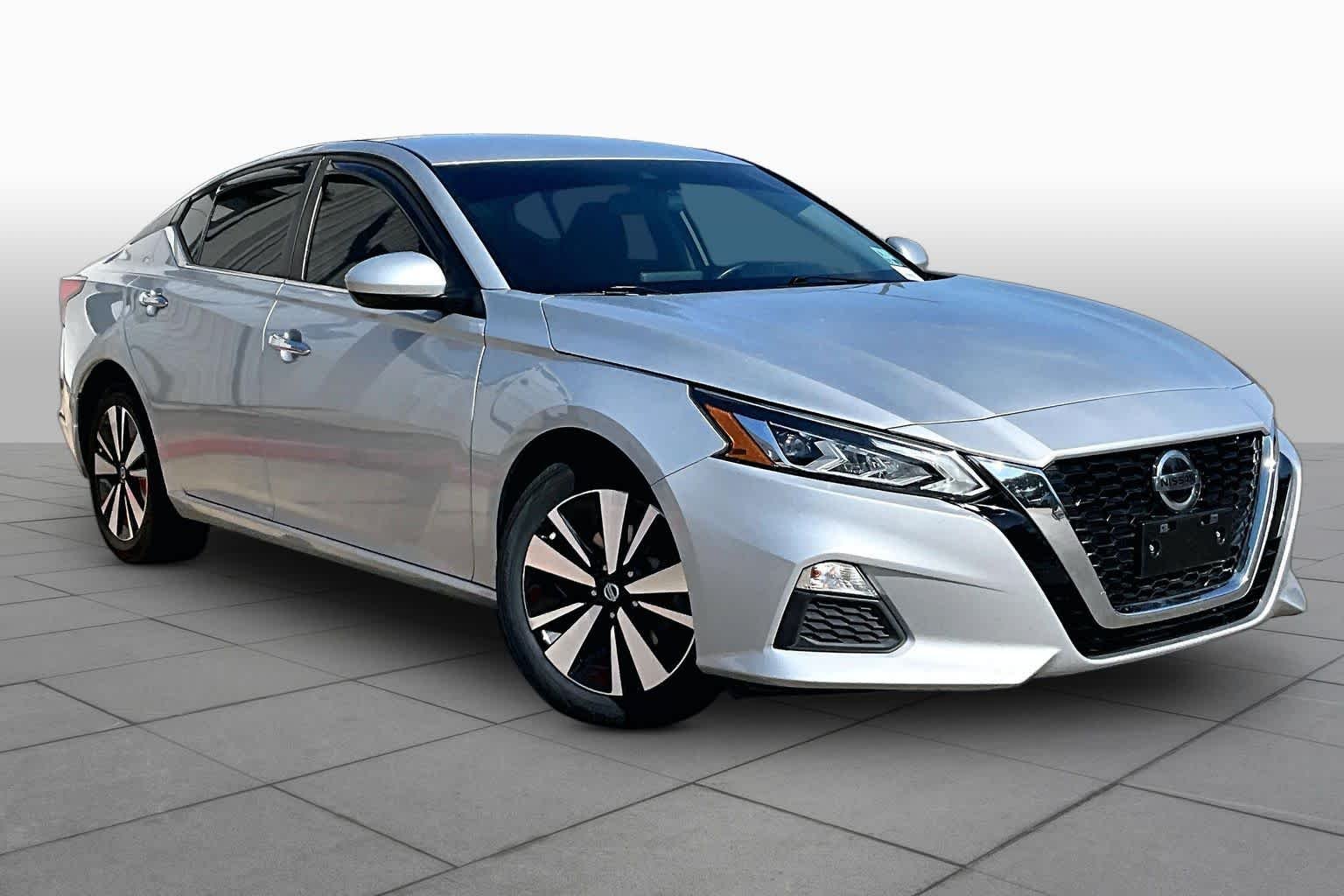Used 2021 Brilliant Silver Metallic Nissan 2.5 SV image 3