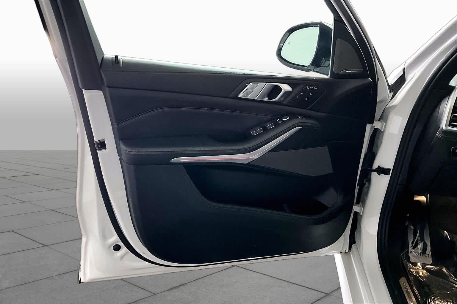 Used 2020 Alpine White BMW M50i image 22
