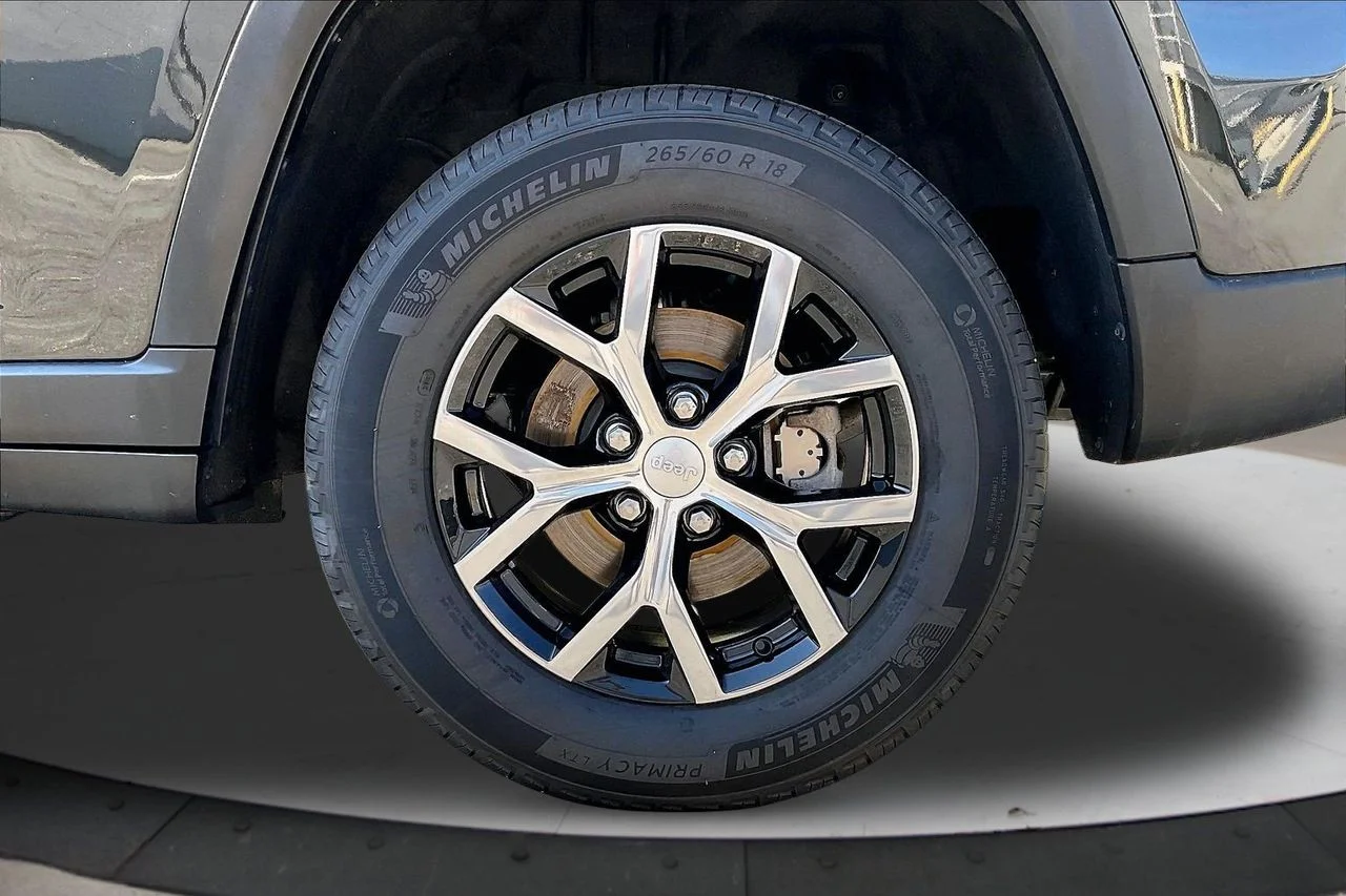 Certified Used 2023  Jeep Limited image 37