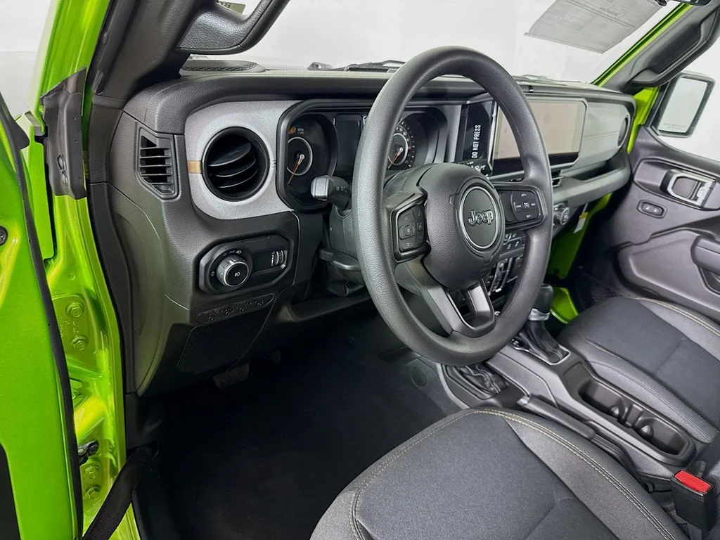 Used 2025  Jeep Sport image 10