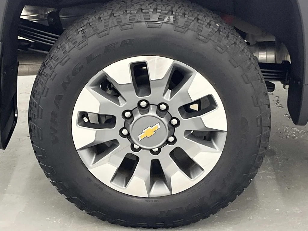 Used 2025 Summit White Chevrolet LT image 9