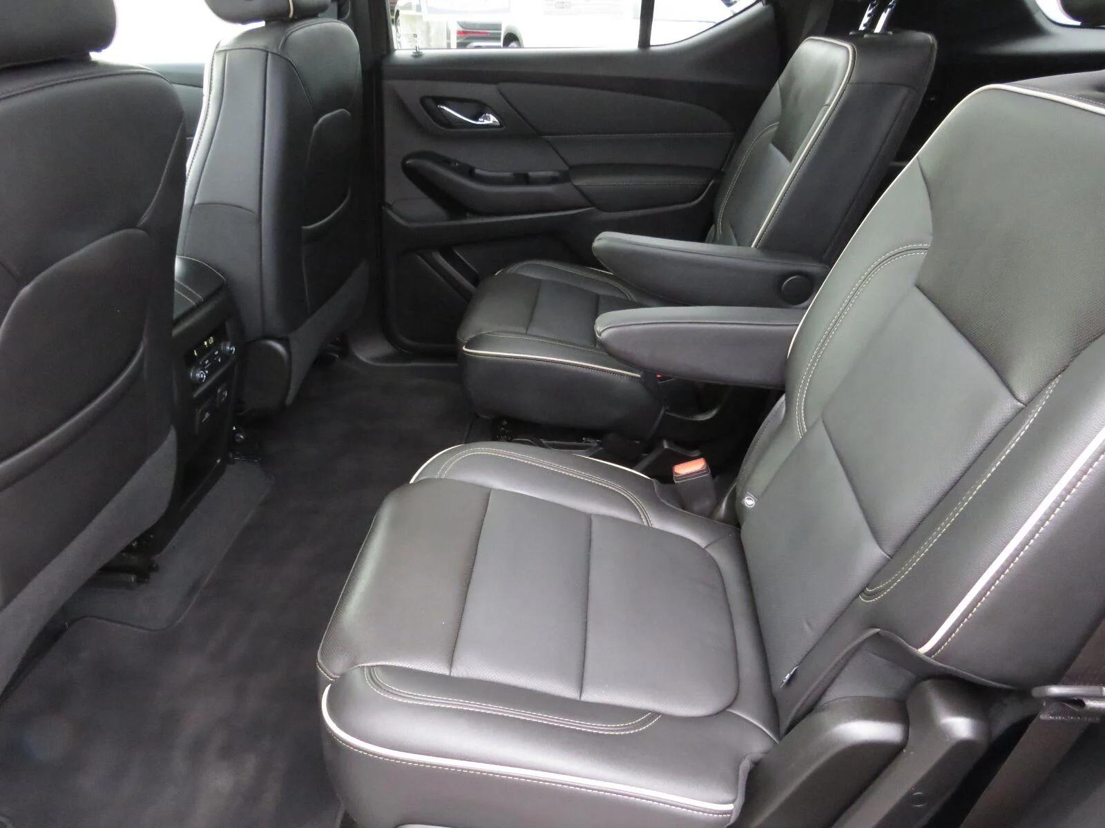 Used 2023 IRIDESCENT PEARL TRICOAT Chevrolet Premier image 24