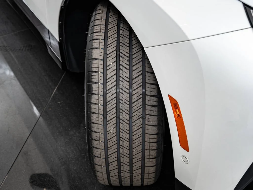 Certified Used 2025 Mineral White Metallic BMW xDrive50 image 50