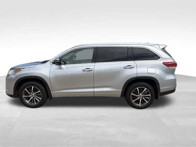 Used 2017 Silver Toyota XLE image 7