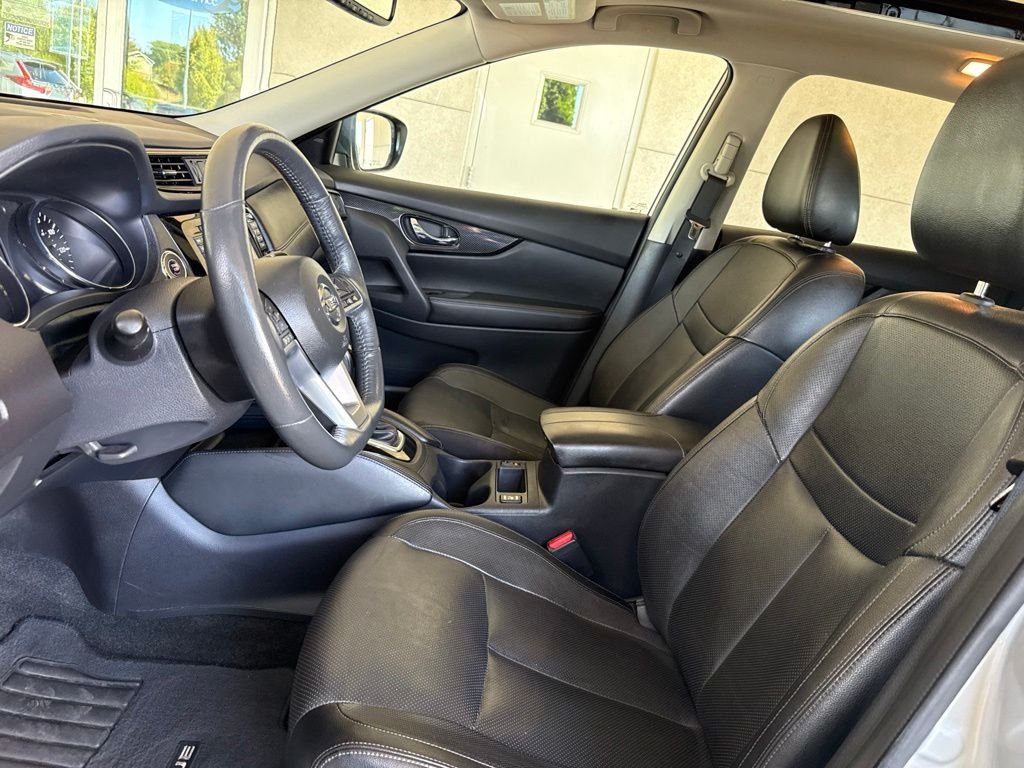 Used 2017 Brilliant Silver Nissan SL image 26