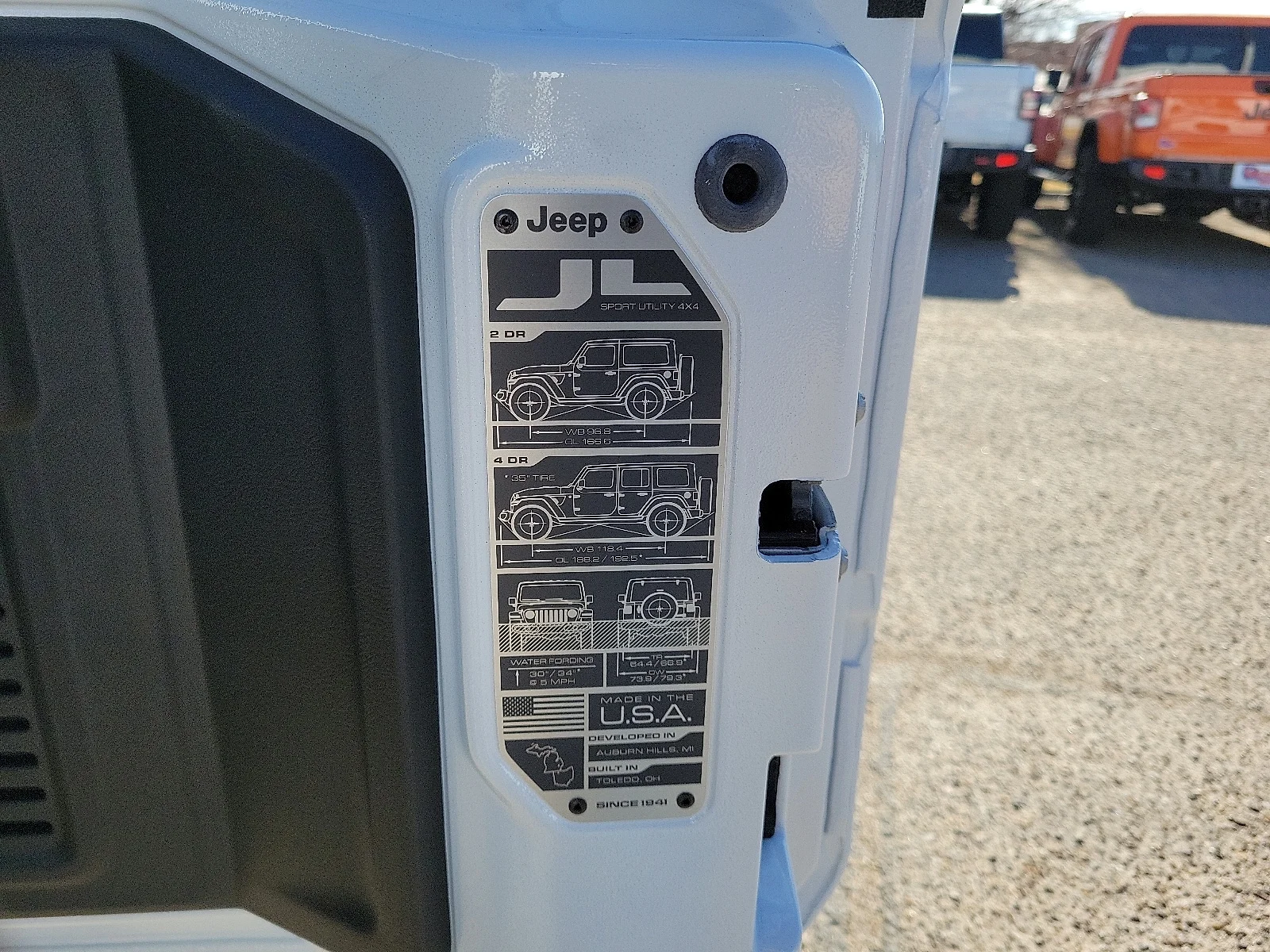 New 2026 PW7 Bright Whit Jeep 4-DOOR SAHARA image 8
