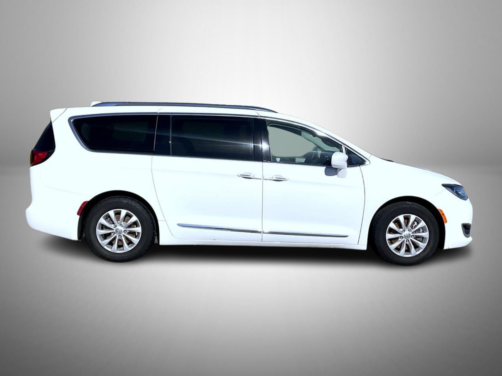 Used 2018 White Chrysler Touring L Plus image 4