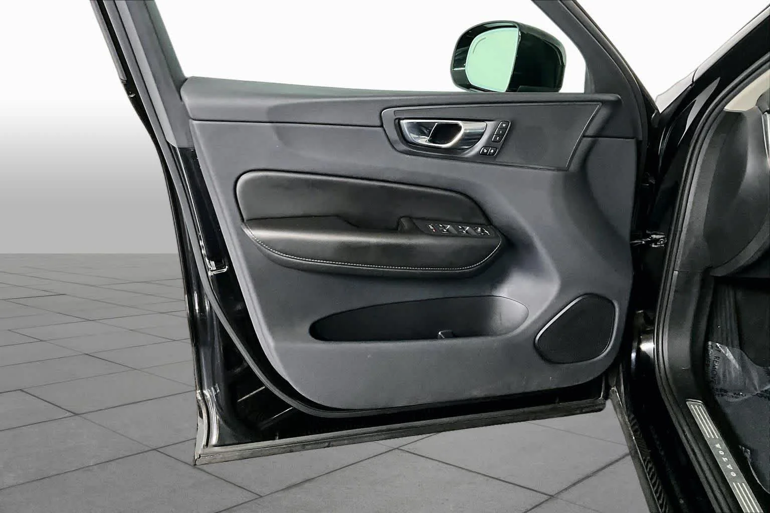 Certified Used 2019 Onyx Black Metallic Volvo Momentum image 22