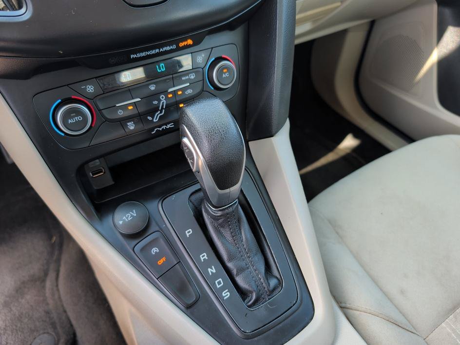 Used 2018 White Gold Metallic Ford SE image 26