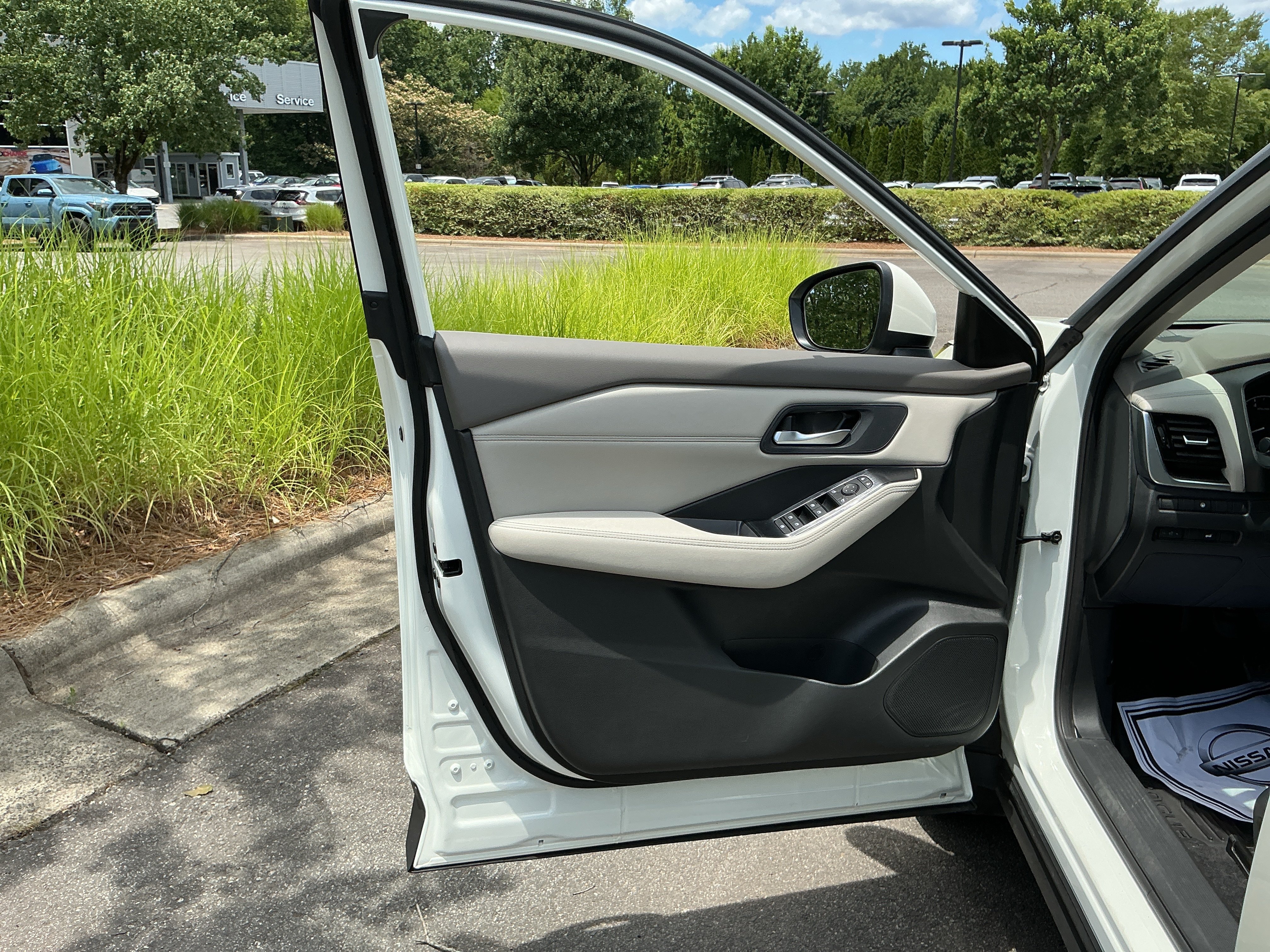 Used 2023 Pearl White Tricoat Nissan SV image 11
