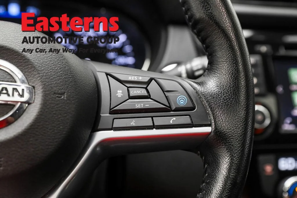 Used 2022 Silver Nissan SL image 16